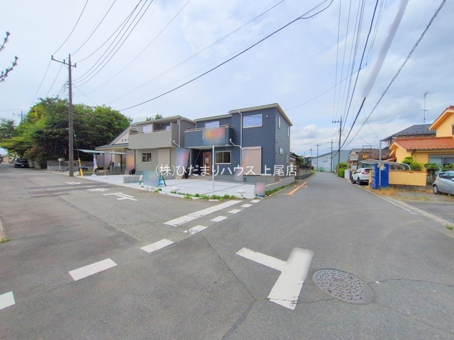 見沼区深作3期　新築戸建　リーブルガーデン01の前面道路含む現地写真