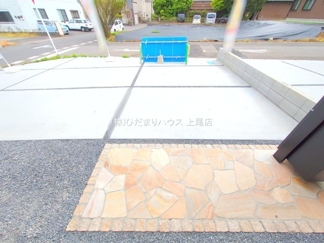 見沼区深作3期　新築戸建　リーブルガーデン01の駐車場