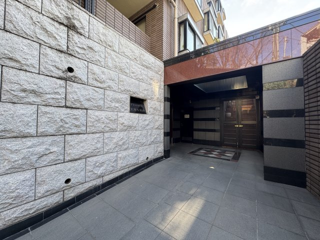 グランシャトレ文京小日向|石およびタイル張りの重厚感あるエントランスホール