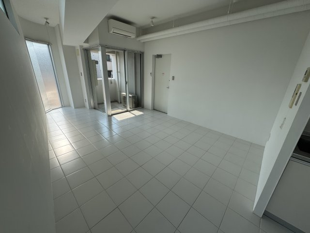 ラークスパ岡町の居間・リビング