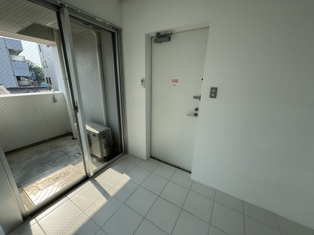 ラークスパ岡町の玄関