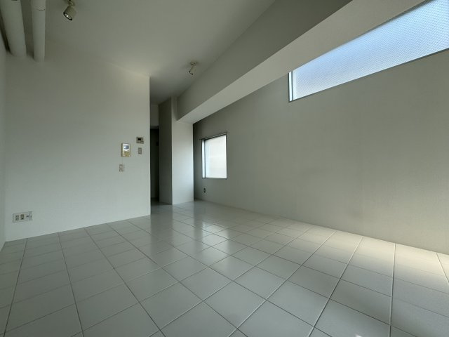 ラークスパ岡町の居間・リビング