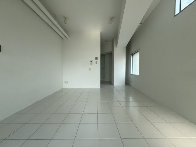 ラークスパ岡町の居間・リビング