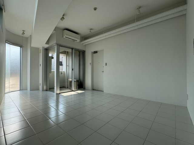 ラークスパ岡町の洋室