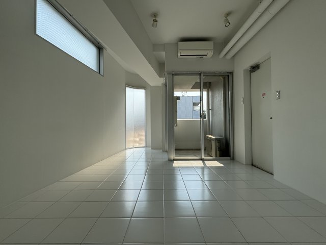 ラークスパ岡町の洋室