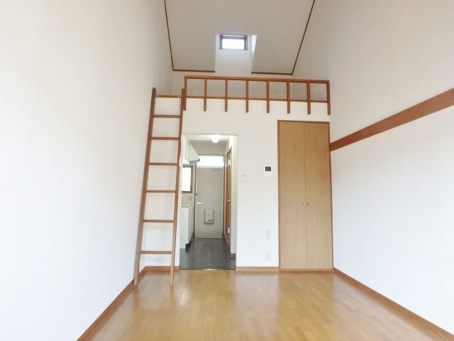 【寝室】 | ベルハイム | 天井高く明るい洋室約６帖