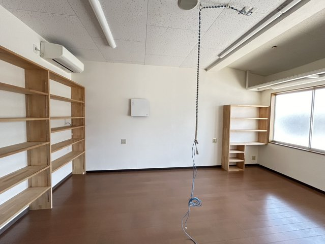 北屋敷事務所（倉庫付き）の内装