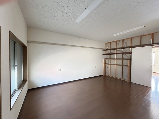 北屋敷事務所（倉庫付き）の内装