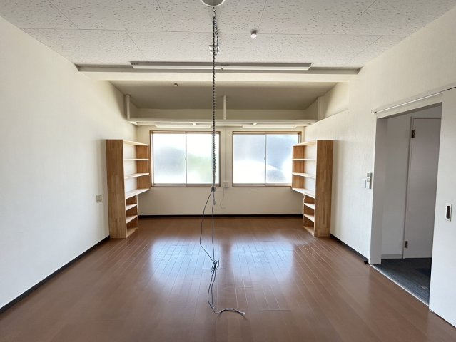 北屋敷事務所（倉庫付き）の内装