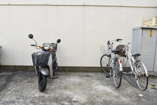 【駐車場】 | バイク置き場。空き区画の有無や駐輪料金、サイズおよび排気量規定などについては、改めてお問い合わせください。～即日のご見学可能～　お問合せはお気軽にどうぞ。
