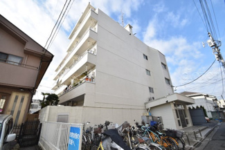 【外観】 | 青空によく映える建物です。手入れの行き届いた外壁やマンション正面エントランスなど、綺麗な姿をぜひ一度、現地にてご覧ください。～即日のご見学可能～　お問合せはお気軽にどうぞ。
