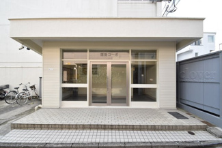 【エントランス】 | マンションの正面エントランス。出入りする人間を癒してくれるマンション入り口であり、その建物の「顔」でもあります。～即日のご見学可能～　お問合せはお気軽にどうぞ。
