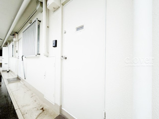 【その他共用部分】 | 皆様をお迎えする、お部屋の玄関ドア。開けやすさや開放角度、ドアノブの操作しやすさや鍵の形状などを、現地で一度ご確認ください。～即日のご見学可能～　お問合せはお気軽にどうぞ。