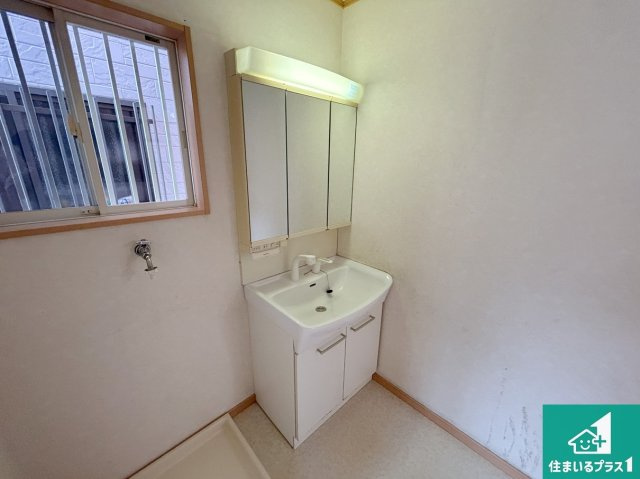 泉大津市清水町　中古一戸建ての独立洗面台|清潔感のある洗面台です。フラットな鏡は掃除がしやすく毎日清潔！鏡裏には収納があるのでスッキリとした洗面台が保てます。