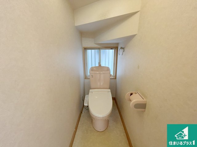 泉大津市清水町　中古一戸建てのトイレ|落ち着いた色で統一されたトイレ！