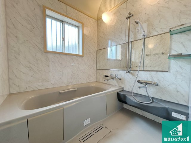 泉大津市清水町　中古一戸建ての浴室|足をゆったり伸ばして一日の疲れを癒してくれる浴槽。窓は少し高めに設置することで、外部からの視線も気にならない設計にし、かつ差し込む光が明るく穏やかな雰囲気にしてくれます！