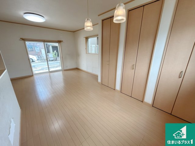 泉大津市清水町　中古一戸建ての居間・リビング|シンプルなリビングは、観葉植物等のインテリアを楽しめますね！パパ好みにも、ママ好みにも家具次第で雰囲気を変えることができます！