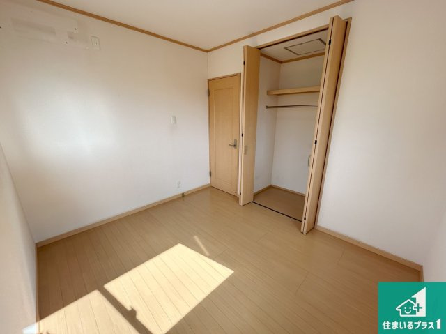 泉大津市清水町　中古一戸建ての洋室|シンプルな洋室は、自分好みのインテリアが楽しめます♪ご家族とインテリアや家具を選びに行くのは購入時の醍醐味の一つです。ぜひお楽しみください♪