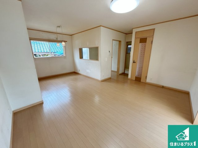 泉大津市清水町　中古一戸建ての居間・リビング|シンプルなリビングは、ソファーを置いたり、観葉植物を置いたり、家具の配置やインテリアで住む人のこだわりを活かすゆとりある空間にしてください♪