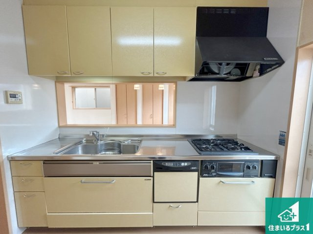 泉大津市清水町　中古一戸建てのキッチン|子供を見守りながらお料理が出来るため家族のコミュニケーションか増えます♪スペースが広く確保されている為お子様が大きくなったときは一緒に料理を楽しめます♪