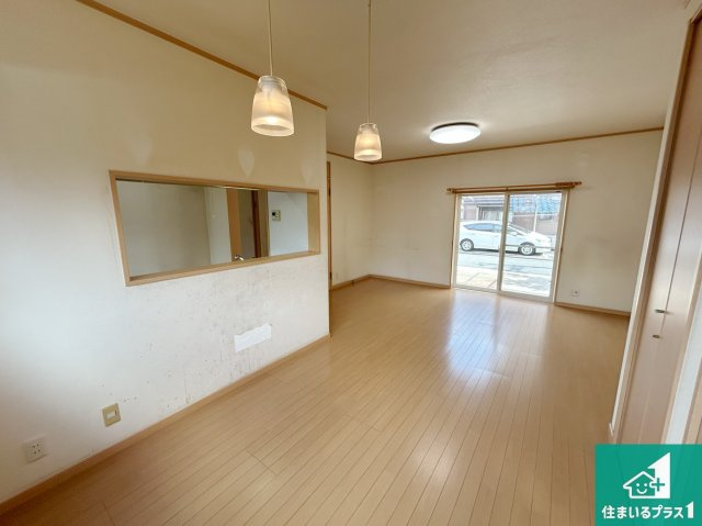 泉大津市清水町　中古一戸建ての居間・リビング|日当たり良好の明るいリビングで朝の目覚めもスッキリできそう！対面キッチンでご家族のコミュニケーションも自然と増える設計！小さなお子様が遊ぶスペースを作っても広々とくつろげるLDK！