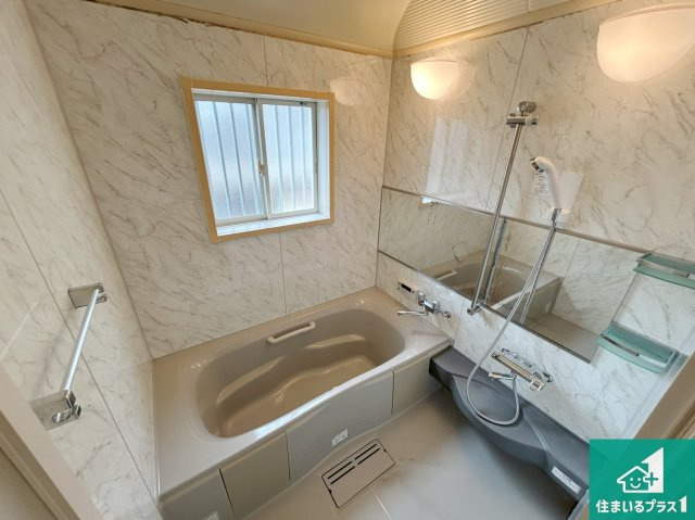 泉大津市清水町　中古一戸建ての浴室|足をゆったり伸ばして一日の疲れを癒してくれる浴槽。窓は少し高めに設置することで、外部からの視線も気にならない設計にし、かつ差し込む光が明るく穏やかな雰囲気にしてくれます！