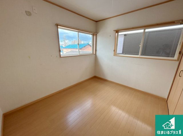 泉大津市清水町　中古一戸建ての洋室|ナチュラル感のある洋室は、自分好みのインテリアが楽しめます♪ご家族とインテリアや家具を選びに行くのは購入時の醍醐味の一つです。ぜひお楽しみください♪【現地写真】