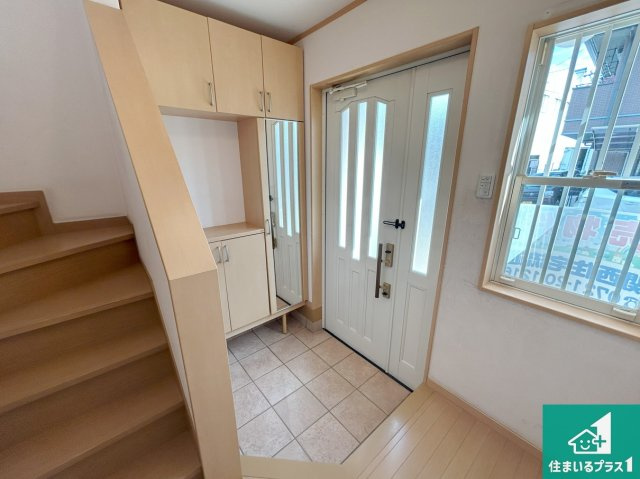 泉大津市清水町　中古一戸建ての玄関|シューズクローゼットにはたくさんの靴が収納できるので玄関周りはいつもスッキリ！コの字型のスペースにはオシャレな小物を置くと玄関が華やかに♪【現地写真】