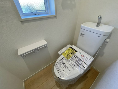 【トイレ】 | 【新築戸建て】秋田市楢山本町第2 | 1階・2階にトイレ完備、温水洗浄機能や2連ホルダー完備のトイレ。小窓付きで換気もしやすく機能も充実