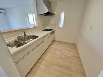 【キッチン】 | 【新築戸建て】秋田市楢山本町第2 | 3口コンロや床下収納、蛇口一体型浄水器付でスライド式の引き出しも魅力