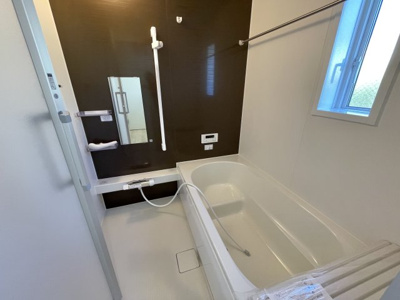 【独立洗面台】 | 【新築戸建て】秋田市楢山本町第2 | 三面鏡付き洗面台◎毎日の生活に必要なアイテムをしっかり収納でき、洗面所周りがスッキリ♪