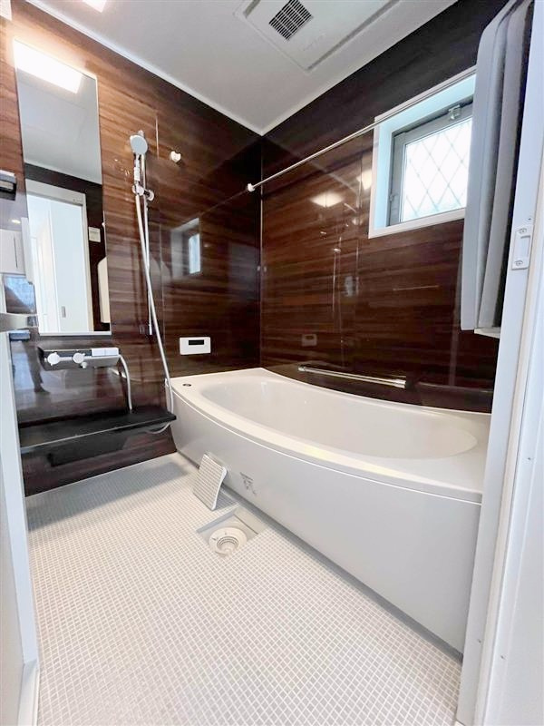 鎌倉市七里ガ浜二丁目戸建の浴室