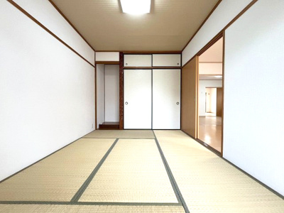 【和室】 | 粕畠住宅2号棟 | フローリングの床に比べて柔らかく転んでも痛くなりにくいのでお子様の遊び場としてご利用いただけるだけでなく、遊び時間からお昼寝時間への動線がスムーズになります♪