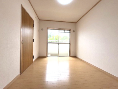 【洋室】 | 粕畠住宅2号棟 | バルコニーに面しており採光面も◎