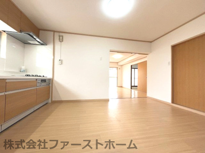 【居間・リビング】 | 粕畠住宅2号棟 | 白い壁は光を反射し部屋を明るく見せます。どんな色とも合わせやすいのでインテリアのコーディネートの幅も広がります。