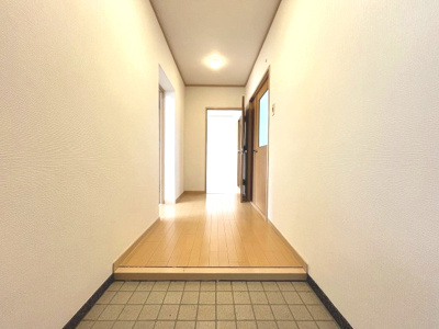 【玄関】 | 粕畠住宅2号棟 | 玄関　ご都合のよろしい日時に現地をご案内させて頂きます！是非、お問い合わせお待ちしております!!