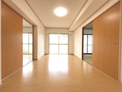 【居間・リビング】 | 粕畠住宅2号棟 | 陽当たりが心地の良いリビング空間です。
日中はカーテンを開けて自然な光を取り込みリラックスして過ごしたいですね♪
