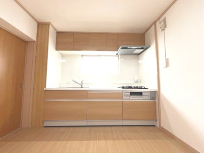 【キッチン】 | 粕畠住宅2号棟 | 大きいシンクでは食器もストレスなく洗え、3口コンロでは要領よくお料理も可能です！
窓もあり明るい空間の中で毎日お料理することが可能です。