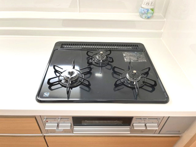 【キッチン】 | 粕畠住宅2号棟 | 3口コンロ付なのでお料理がはかどります！煮込み料理などお時間の掛かる料理をしながら他の料理も作れるので料理時間の短縮にもなりますね♪