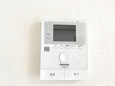【防犯設備】 | 粕畠住宅2号棟 | 防犯性の高いTVモニター付きインターホン！
急な来客やお子様一人でのお留守番にも安心していただけます！