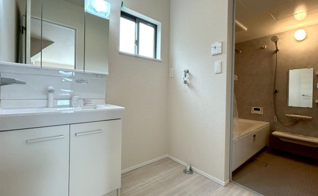 富士市富士岡１４期　全１棟の独立洗面台|現地撮影