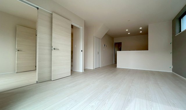 富士市富士岡１４期　全１棟の居間・リビング|現地撮影