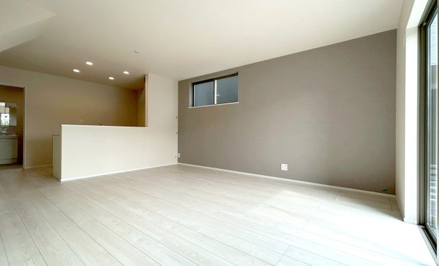 富士市富士岡１４期　全１棟の居間・リビング|現地撮影