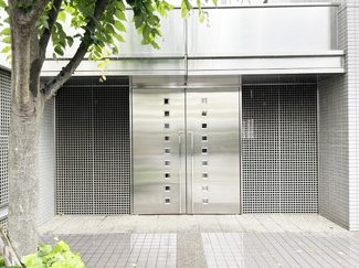 【エントランス】 | オートロックを備えた、マンションのエントランス。やはりセキュリティの観点は欠かすことができません。皆様を“安全”に送り出し、出迎えてくれます。～即日のご見学可能～　お問合せはお気軽にどうぞ。
