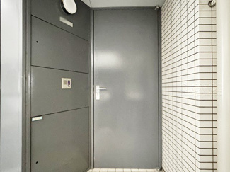 【その他共用部分】 | 皆様をお迎えする、お部屋の玄関ドア。開けやすさや開放角度、ドアノブの操作しやすさや鍵の形状などを、現地で一度ご確認ください。～即日のご見学可能～　お問合せはお気軽にどうぞ。