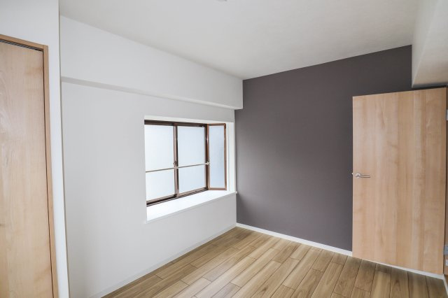 【寝室】 | ライオンズマンション中之島公園北 | 出窓の有る洋室　約５．０帖　アクセントクロスでお洒落で落ち着いた雰囲気♪