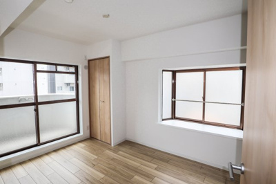 【洋室】 | ライオンズマンション中之島公園北 | 洋室　約５．０帖にはクローゼット、カウンター部分をディスプレイスペースとしても活用できる出窓が有ります♪