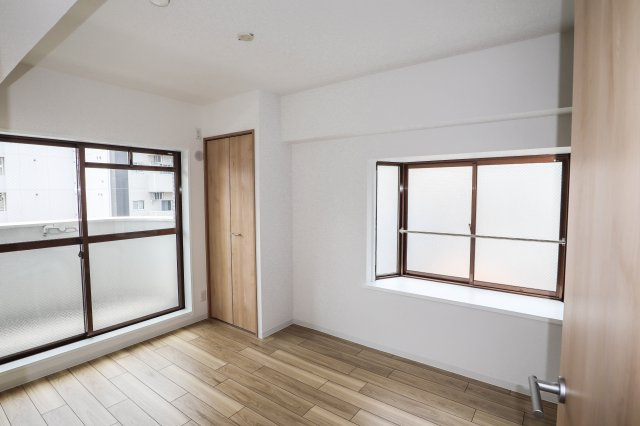 【洋室】 | ライオンズマンション中之島公園北 | 洋室　約５．０帖にはクローゼット、カウンター部分をディスプレイスペースとしても活用できる出窓が有ります♪