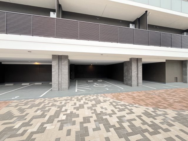 リーフシティ市川ザ・レジデンスの駐車場