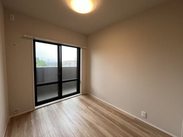 角部屋だからこその広きバルコニー♪ペットも外を眺めてリフレッシュ【マイキャッスル三ツ境Ⅱ】リノベーションの洋室|明るい洋室です